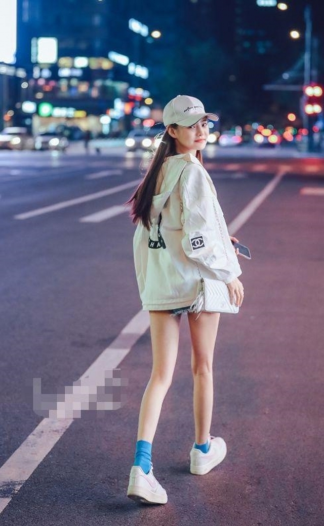 韵味|路人街拍,小姐姐选择了一件亮白色的休闲衬衫,尽显优雅韵味