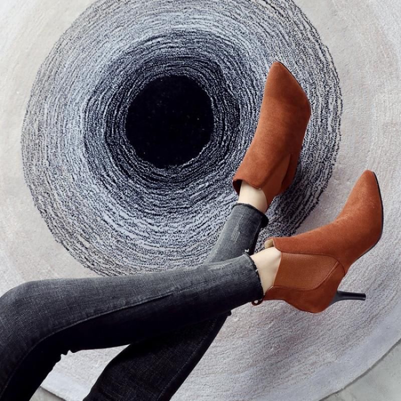 立秋了别穿凉鞋了，洋气女人今年都这样穿短靴，满满女人味