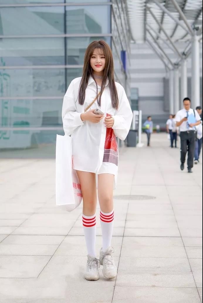 街拍美女：长得性感动人的精致美女们