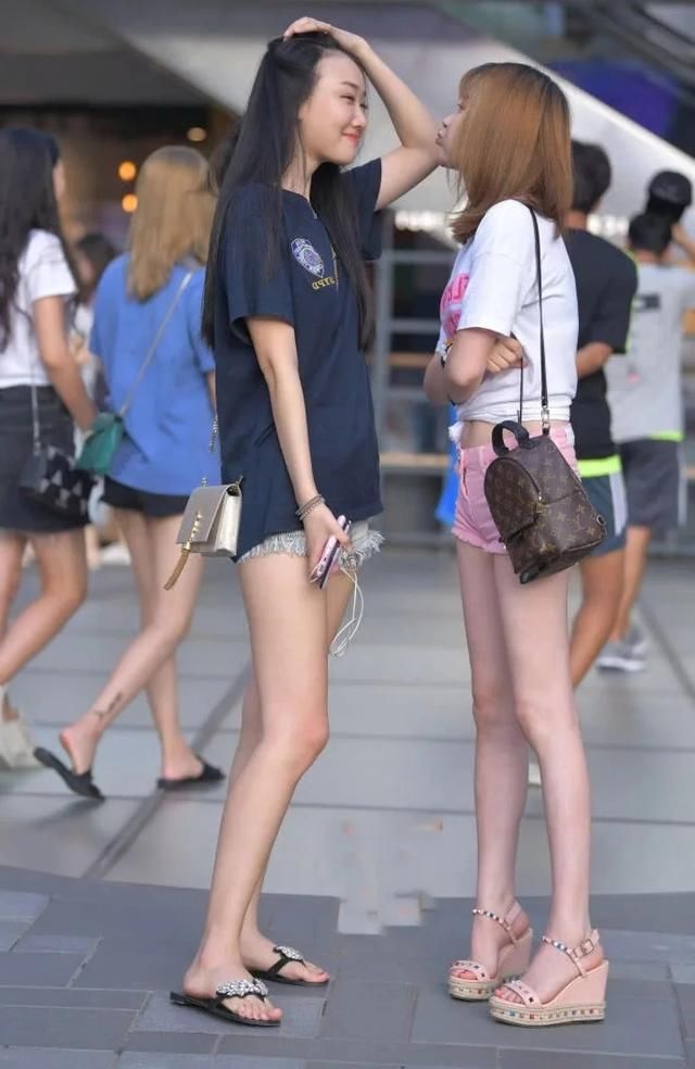 时尚姐妹花穿超短裤相约出街秀出两双修长的美腿