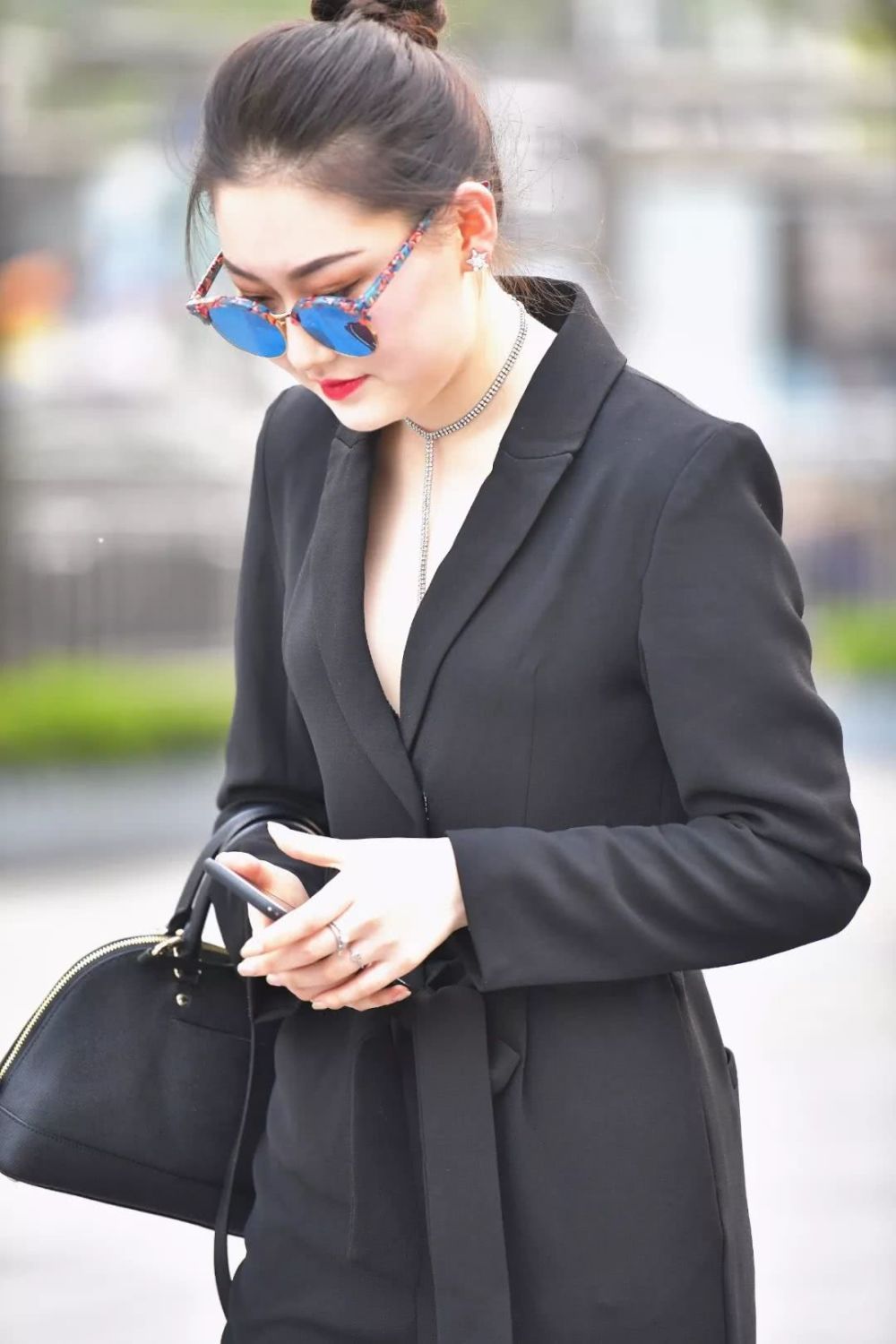 街拍美女：气质大姐姐，很开心啊