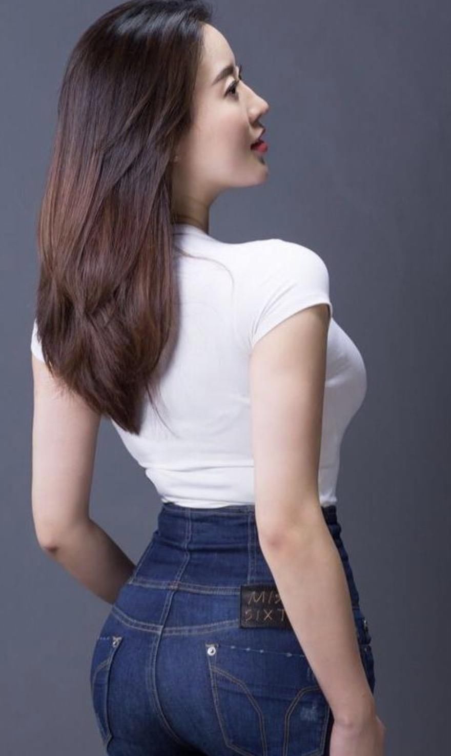 人像摄影:优雅出众的牛仔裤美女，充满知性柔美的韵味!