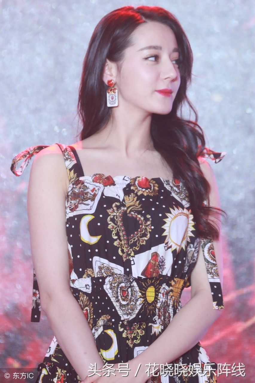 迪丽热巴穿短裙亮相时网友炸锅，纷纷表示:再吃就胖成大妈了!