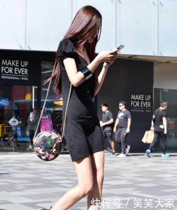 「美女」街拍美女:身材曼妙的小姐姐,紧身牛仔裤穿搭,洋气十足!