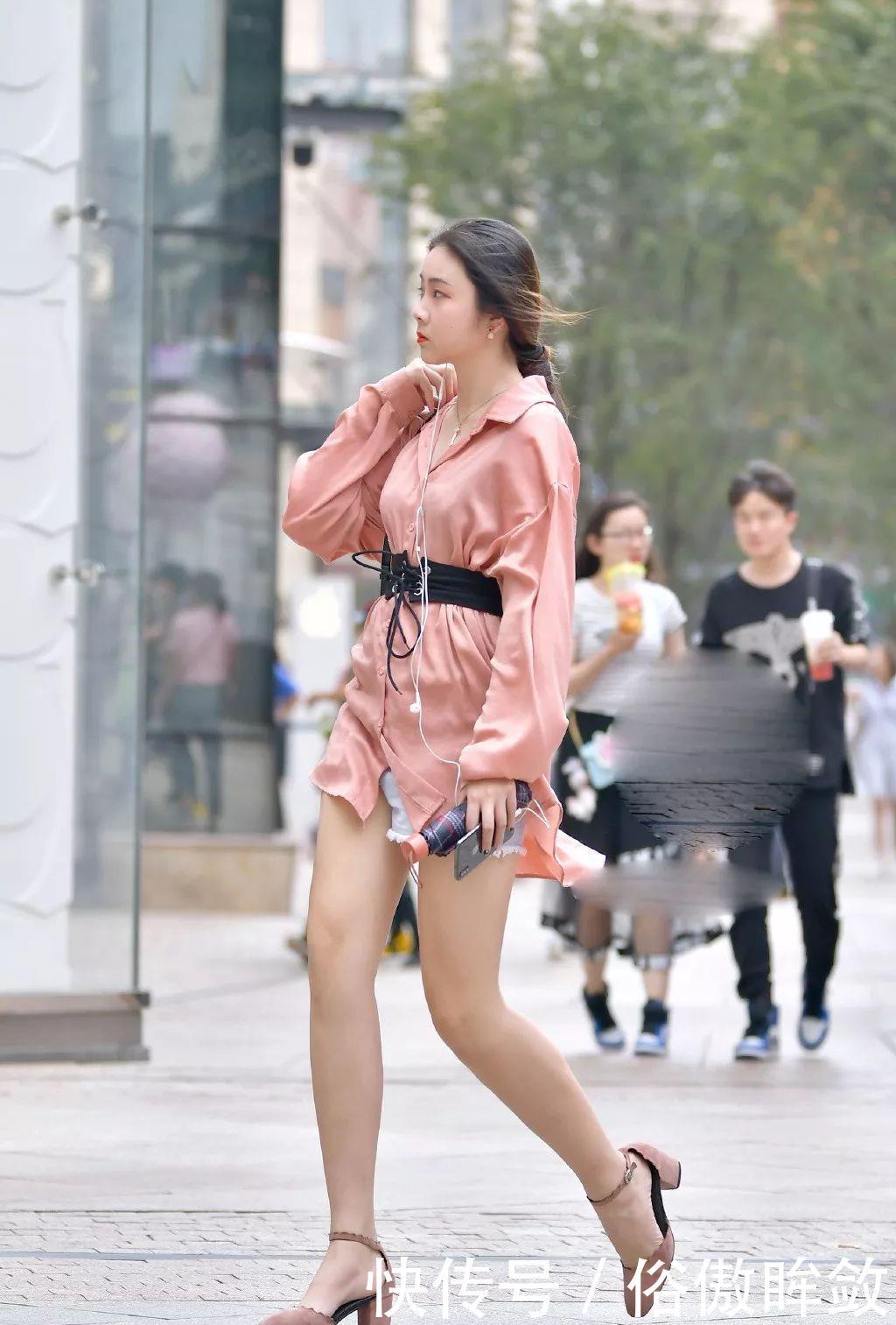  「美女」美女街拍：下衣失踪搭配，简洁大方又不失美感！