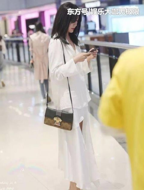  [美女]街拍：面带微笑的美女，一件白色上衣配牛仔短裤，青春活力气息