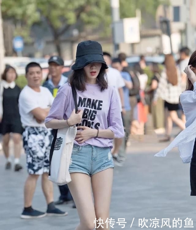 女生:纯色衬衫怎么搭配显气质 优雅女生衬衫搭配示范