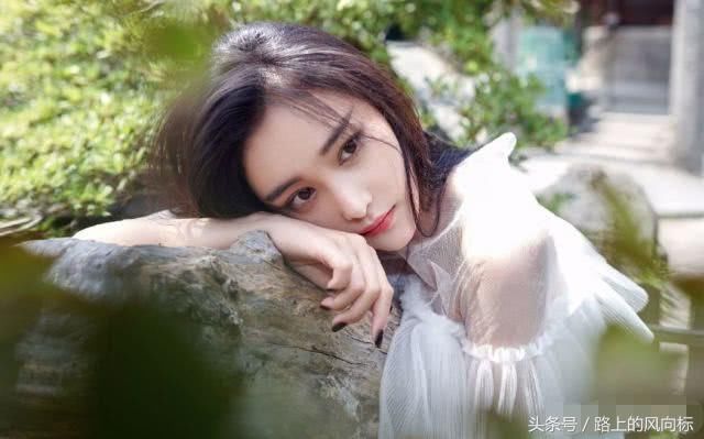 张馨予穿着西装霸气的御姐范,上半身好像穿倒了的裤子!