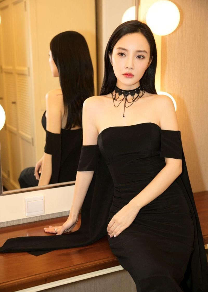 李小璐穿黑裙，上身仅遮一半，网友:这裙子上半身一般人撑不起!