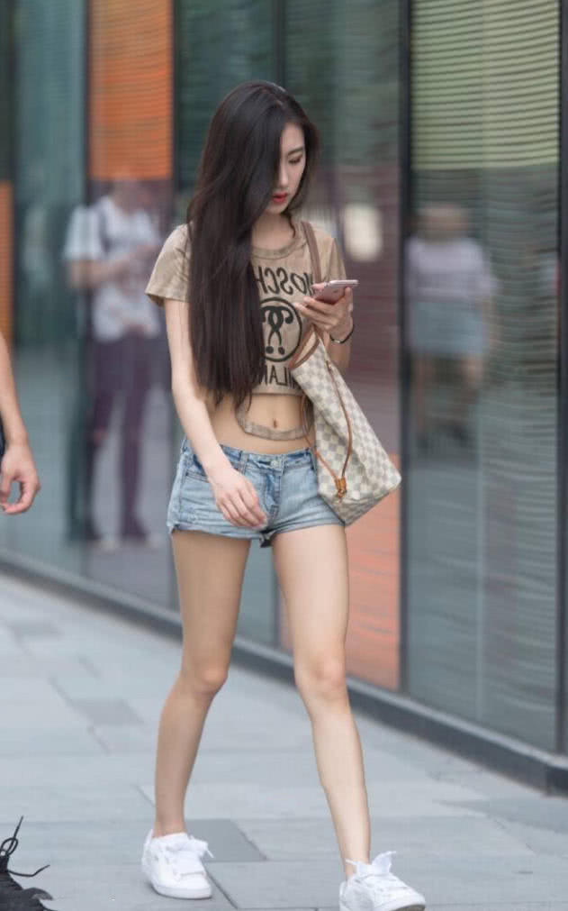 娇艳如花明艳动人，青春美少女，修身的穿搭勾勒出完美的S曲线