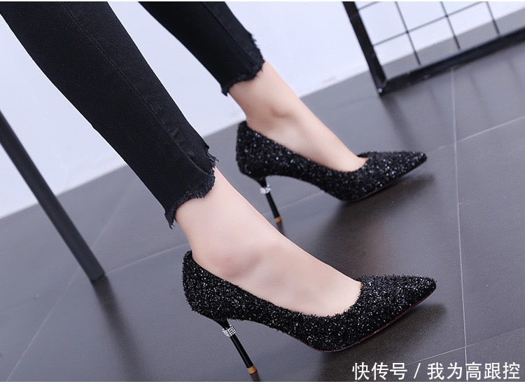毛绒绒鞋面与水钻装饰的鞋跟结合的性感高跟鞋