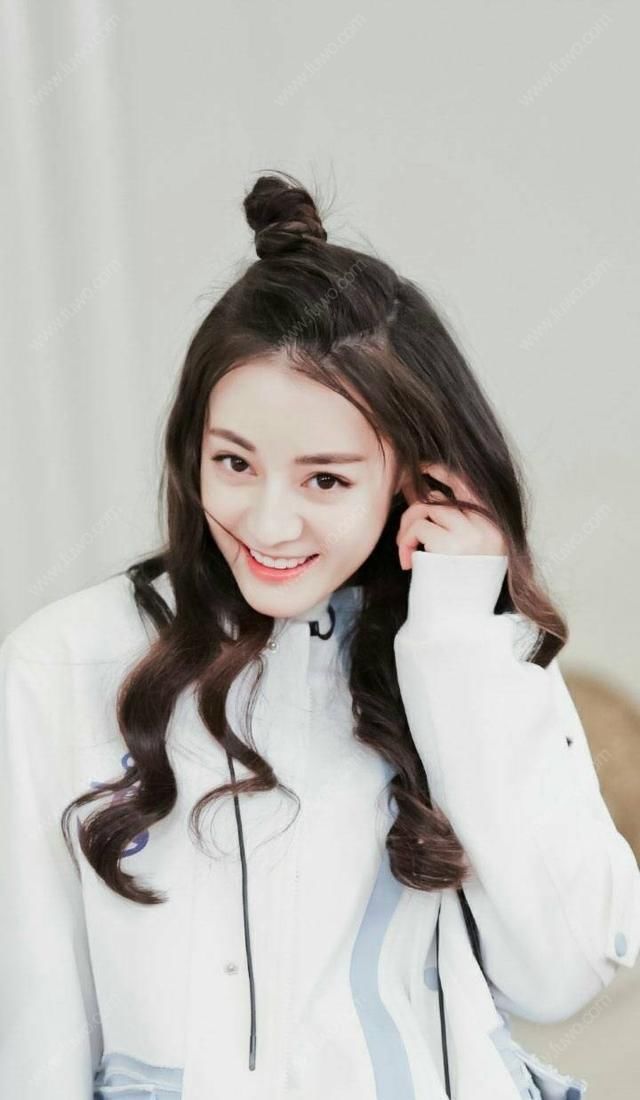 杨幂旗下祝绪丹最近被捧得很火啊，居然敢跟热巴比，看穿搭谁更美