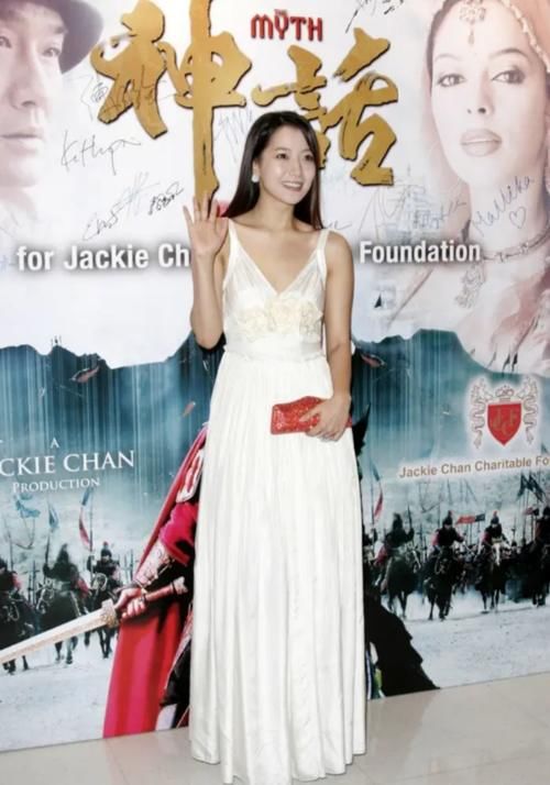  『裸色』号称“第一美女”的她，裸色印花连衣裙配长卷发，果然美得不一般