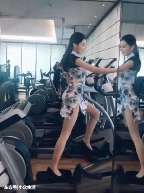 街拍：健身房女孩旗袍做运动，女孩这样穿，网友：认真的?