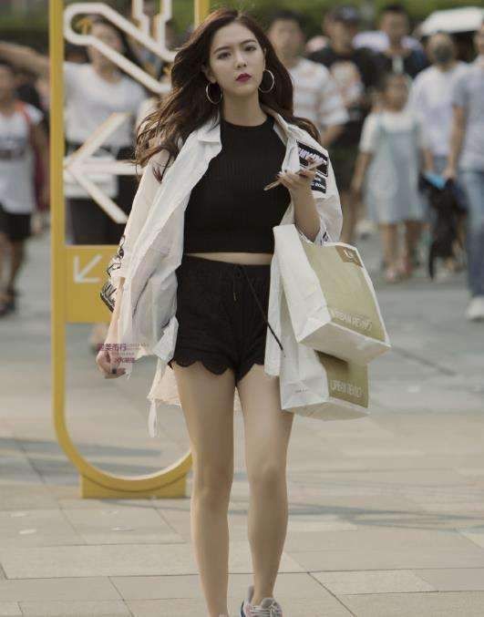 酒红色的运动上衣,黑色的紧身运动裤,小姐姐身材真的好突出!