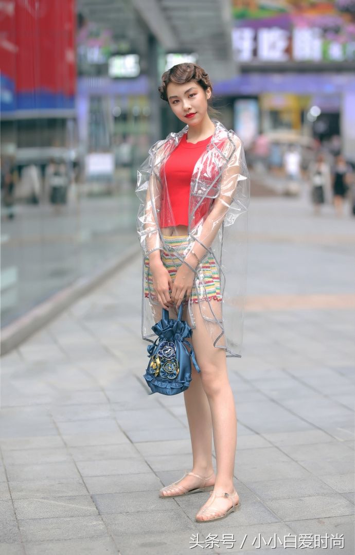 街拍:图四穿“透视装”上街，好前卫的装扮，果然很有杀伤力!