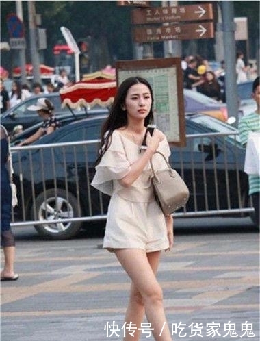  『性感』时尚街拍：紧致身材的小姐姐，性感而不失甜美