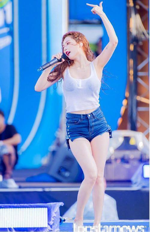 街拍：女子穿出迷人女神范，臀大妹子优势多