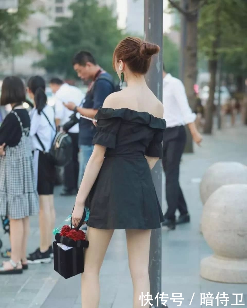 『充满』街拍美图:字肩连衣裙搭配高跟凉鞋,充满少女感还能招桃花