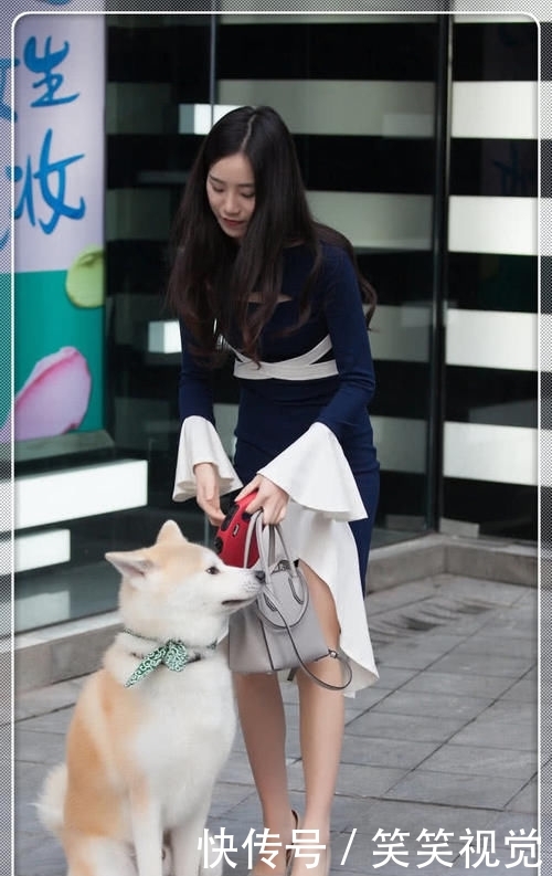 『低调』小姐姐藏青色的连衣裙,独特绑带设计,低调中不缺乏优雅气息!