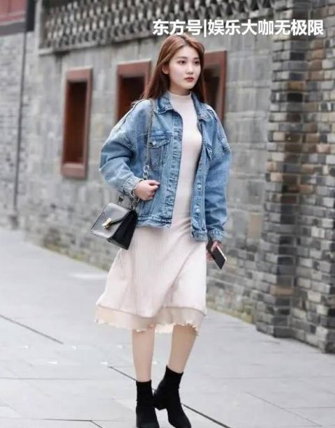  【风范】街拍：眉清目秀的美女，一件米白色长款外套，穿出时尚大气风范