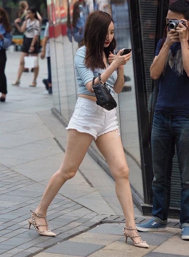 街拍：图一S型身材充满了诱惑，包臀裙展示出女生独有的曲线美