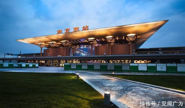 中国最大的火车站，是南京站的5倍！耗资300亿的特等站！