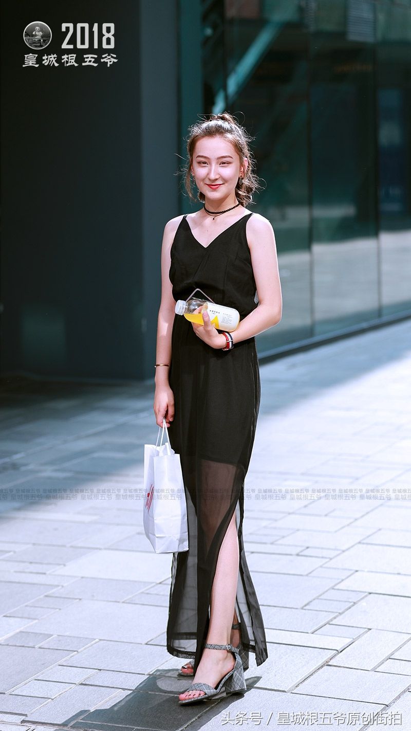 街拍:炎热的夏天女人穿衣就是应该多姿多彩的