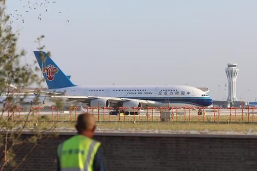  #起飞#国际机场正式投运 首架航班顺利起飞