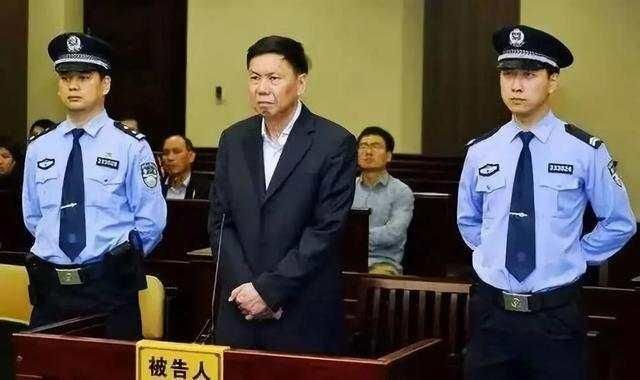 16岁上大学、35岁成最年轻副厅长 他如何堕落成反面典型