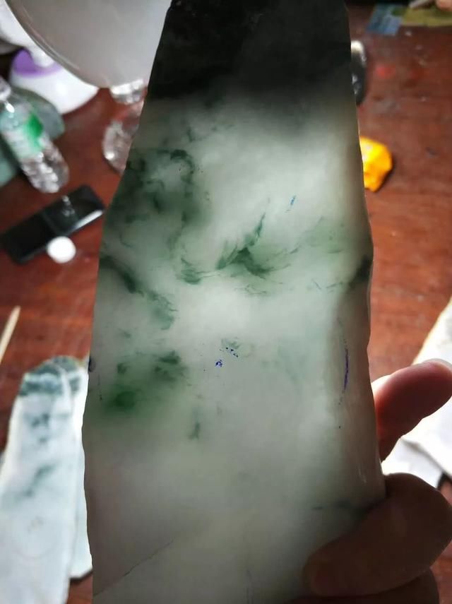 惊心动魄木那赌石，一刀切出8条飘花手镯，转手就卖100万！