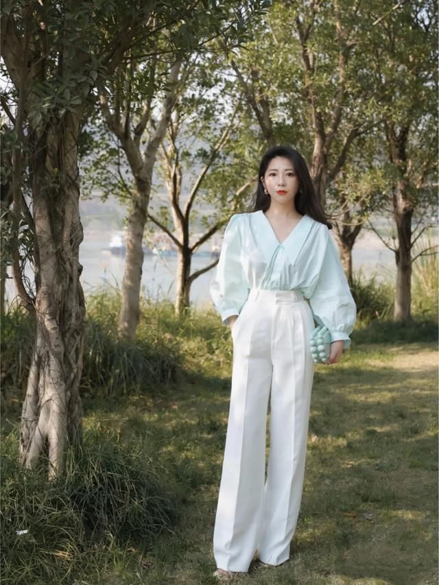  『大胸女性』胸大的女性穿搭显胖又尴尬？这些穿搭小技巧来帮忙，让你更纤细