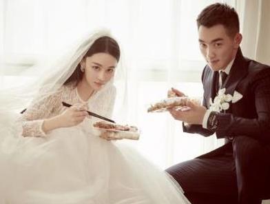 张馨予素颜回娘家,何捷陪她和岳母一起夜间散步,被赞帅气