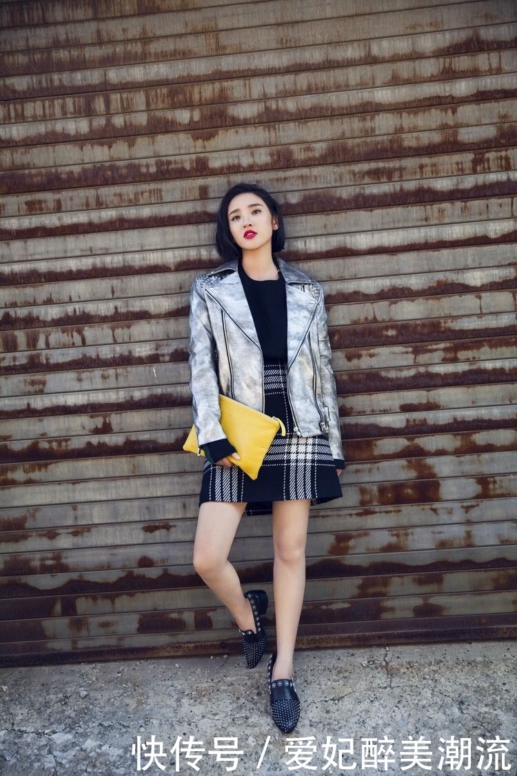 唐艺昕很惊艳了！绣花衬衫中间开叉到肚脐眼，网友：这身材我服了