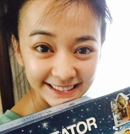 90后的郑爽关晓彤眼袋都要掉地上了，快来个医生救救她们吧!