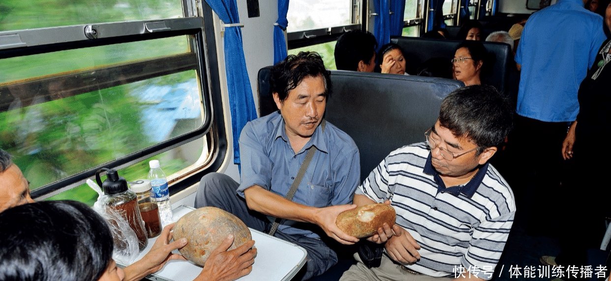 长江水里也有玉大叔捡鹅卵石20年，玉商用3套房交换一块石