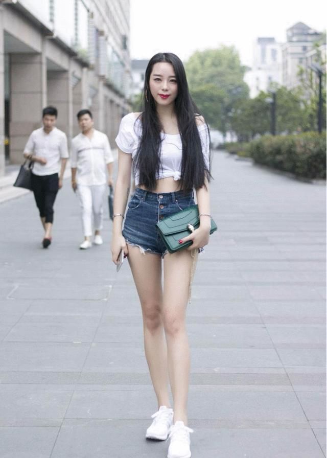 街拍：清纯小姐姐，包臀裙尽显迷人翘臀