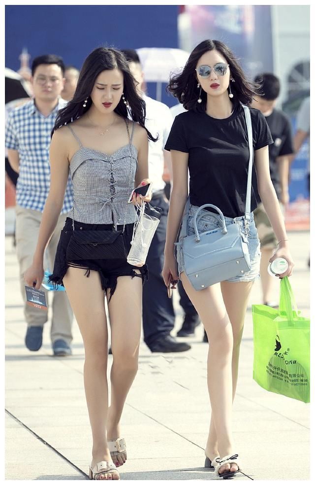 路人街拍：小姐姐红色吊带搭配小短裙，秀出白皙肌肤和优美长腿