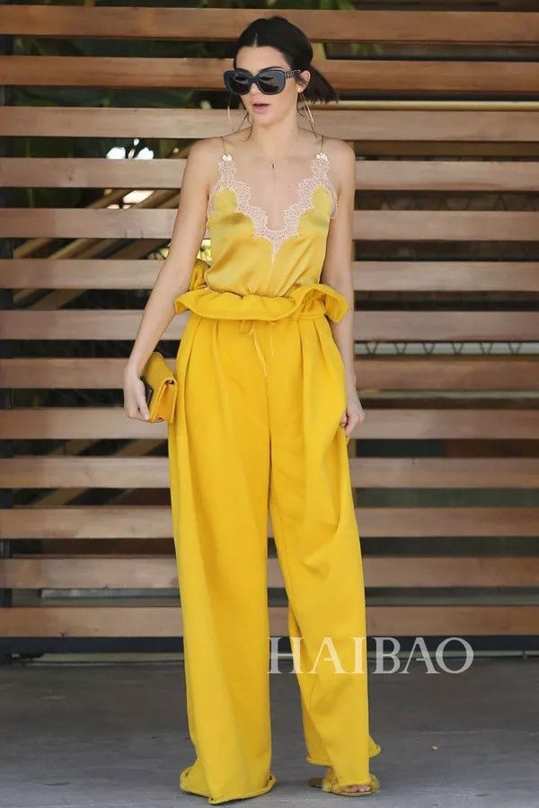 唐嫣宋茜亲自告诉你，秋冬穿什么流行色最显白!