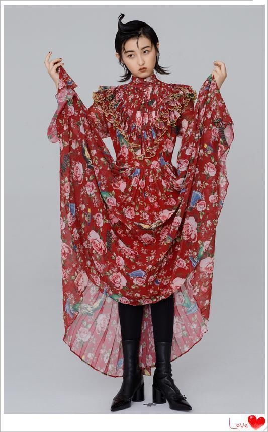 16岁张子枫够狠！脚踩“两根针”亮相活动，网友：还不如不穿呢！