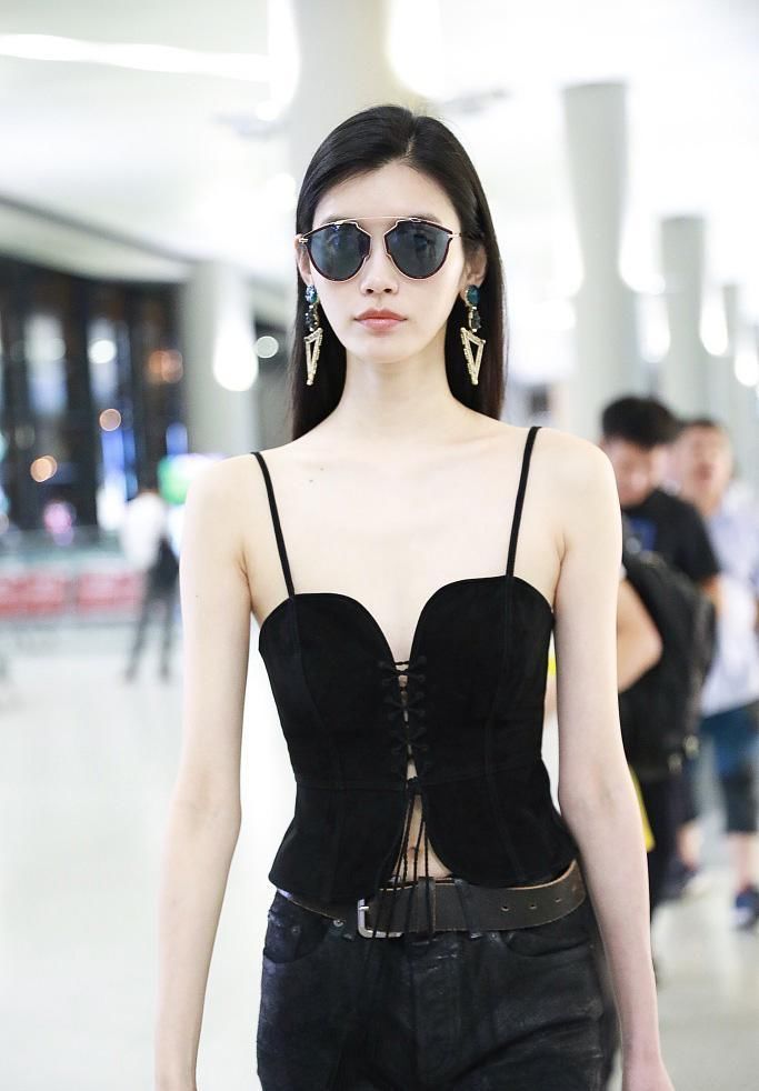 奚梦瑶图片 奚梦瑶机场性感吊带长腿图片