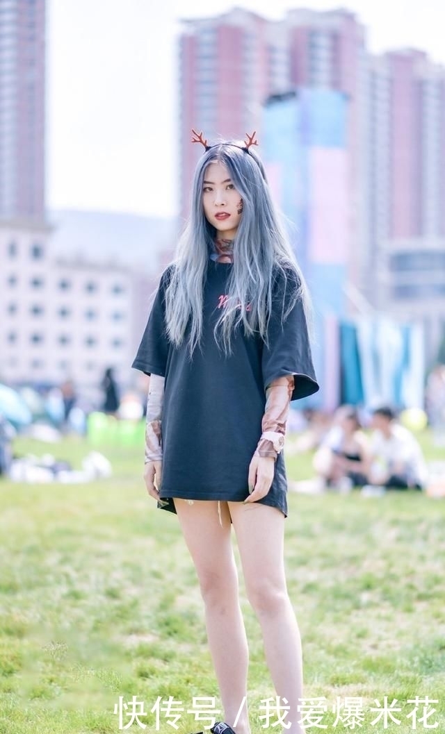  「粉色」身材微胖的美女，粉色紧身裙搭配水晶高跟凉鞋，穿出美丽好身材