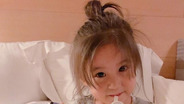  『黄磊』原以为长大的咘咘够美了，看到黄磊小女儿，才懂啥叫“神颜”