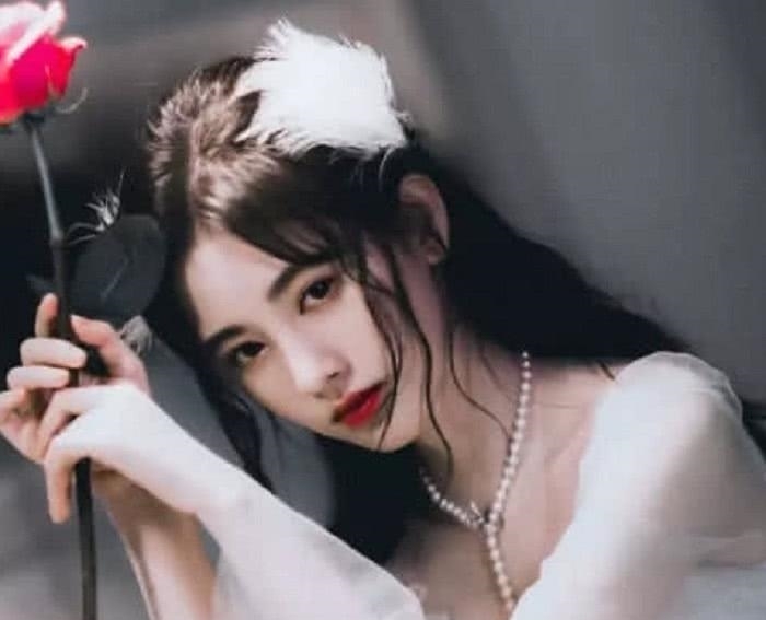  『关晓彤』同样是“戴花”，关晓彤让人惊艳，看到鞠婧祎那刻，我恋爱了！