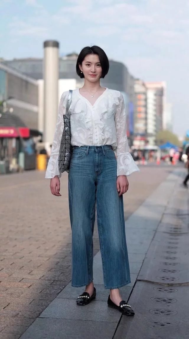 街拍:图1短裙长腿美女,图3闺蜜俩美的不同,图4超短裤美女