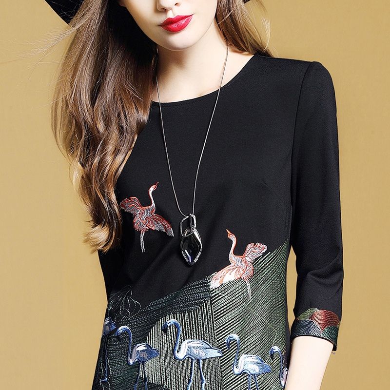 秋天别再裙子配打底裤，土的不行，这样穿连衣裙，美的不能再美了