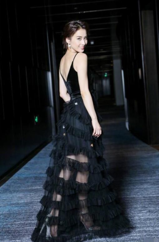 黄圣依长裙只穿一半，就出席活动，看了她的腿，男人都怀疑人生！