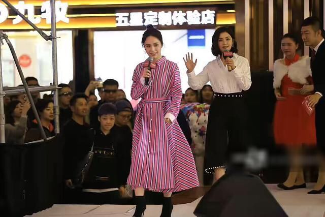 阿sa阿娇机场同框：一个像女王一个像助手，网友：都是衣品惹的祸