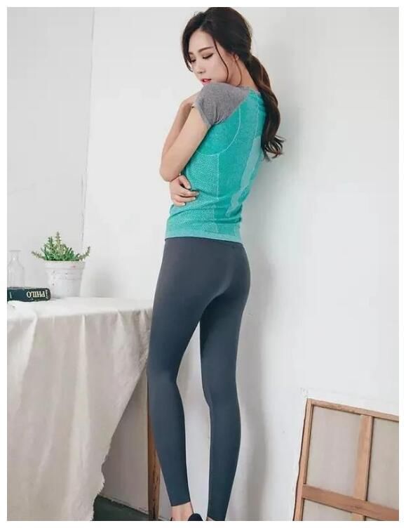 美图：性感的紧身裤展现完美身材，尽显女人味，让人一眼难忘！