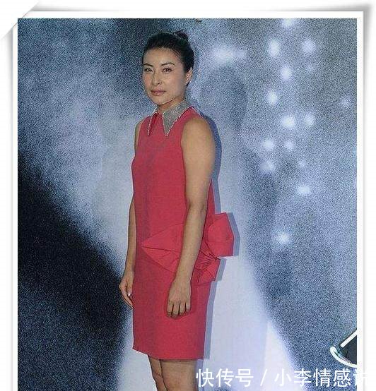 被瘦下来的郭晶晶惊艳到了，烂大街都能穿出高级感，犹如行走衣架